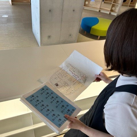 新図書館棚番号シール貼り①.jpg